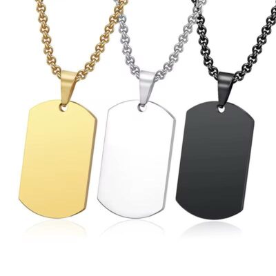 Cadena con placa estilo militar